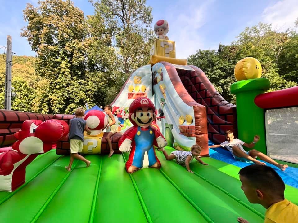Super Mario tematikus légvár